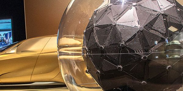 ショールームの動く彫刻